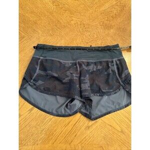 Women Lululemon Size 4 Blue Camo Shorts 2" Inseam Inner Pocket Yoga Exer…